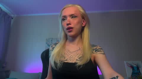 Snapshot of twiinkie_pie chatting on May 10, 8:08 am Maria 3 online show from May 10, 8:08 am