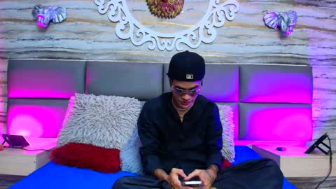 Snapshot of twinslovers_ chatting on October 3, 7:55 pm twinslovers_ online show from October 3, 7:55 pm