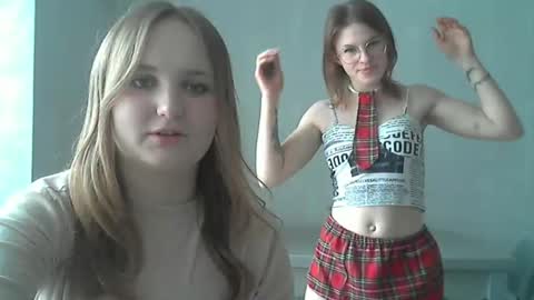 Snapshot of two_angels_ chatting on April 7, 11:10 am Lina and Katia online show from April 7, 11:10 am