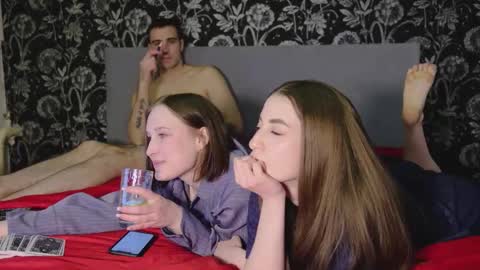 Snapshot of two_gals chatting on February 14, 8:49 pm Ani Isa Joni online show from February 14, 8:49 pm