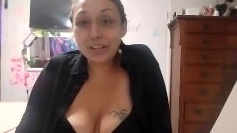 Snapshot of twocrazy85 chatting on November 6, 10:38 am Twocrazy85 online show from November 6, 10:38 am