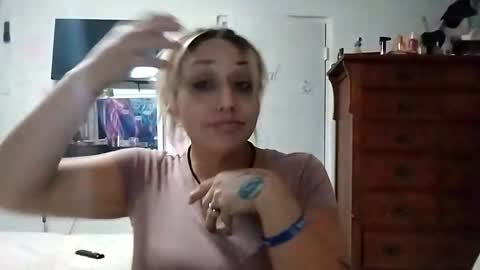 Snapshot of twocrazy85 chatting on November 12, 10:04 am Twocrazy85 online show from November 12, 10:04 am