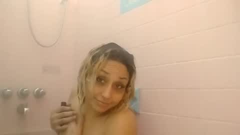 Snapshot of twocrazy85 chatting on November 20, 2:39 pm Twocrazy85 online show from November 20, 2:39 pm