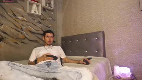 Snapshot of tyl3r_coop3r chatting on February 15, 8:38 pm tyl3r_coop3r online show from February 15, 8:38 pm