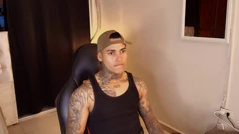 Snapshot of tyler_bell_ chatting on March 17, 3:22 am tyler_bell_ online show from March 17, 3:22 am