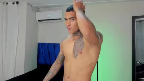 Snapshot of tyler_bell_ chatting on March 21, 3:33 am tyler_bell_ online show from March 21, 3:33 am