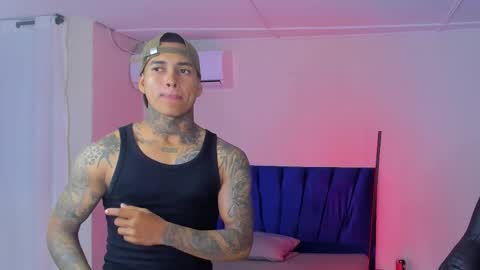 Snapshot of tyler_bell_ chatting on March 25, 1:55 am tyler_bell_ online show from March 25, 1:55 am