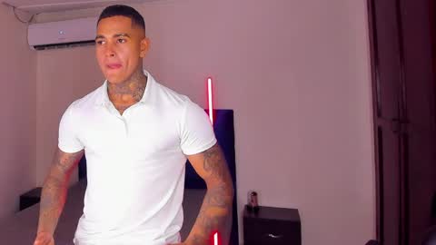 Snapshot of tyler_bell_ chatting on March 27, 3:23 am tyler_bell_ online show from March 27, 3:23 am