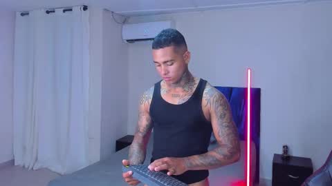 Snapshot of tyler_bell_ chatting on March 28, 4:12 am tyler_bell_ online show from March 28, 4:12 am