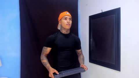 tyler_bell_ online show from May 5, 3:14 am