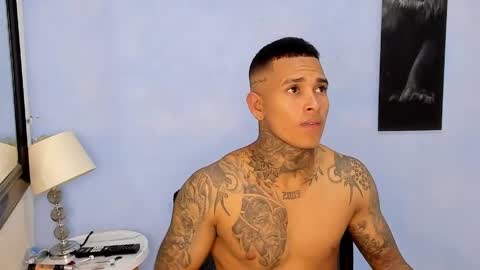 tyler_bell_ online show from May 17, 4:32 am