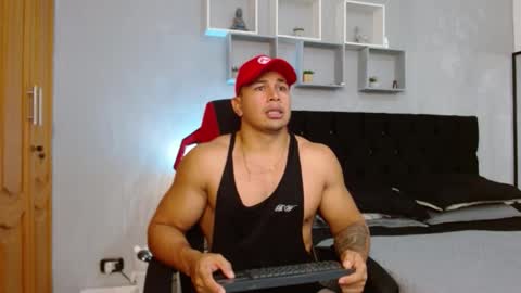 tyler_hank1 online show from November 17, 8:36 pm