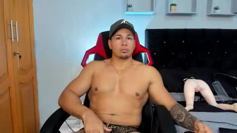 tyler_hank1 online show from November 29, 11:24 am