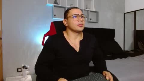 tyler_hank1 online show from December 2, 2:28 am