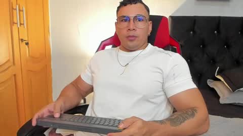 tyler_hank1 online show from March 30, 11:06 pm