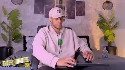 Snapshot of tyler_jonnes chatting on December 20, 5:14 am Tyler online show from December 20, 5:14 am