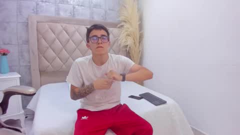 Snapshot of tylercross_ chatting on March 18, 8:34 pm Tyler online show from March 18, 8:34 pm