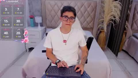 Snapshot of tylercross_ chatting on March 24, 9:42 pm Tyler online show from March 24, 9:42 pm