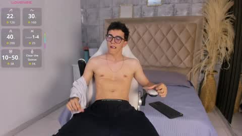 Snapshot of tylercross_ chatting on March 28, 8:19 pm Tyler online show from March 28, 8:19 pm