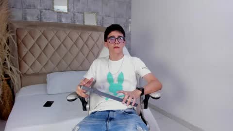 Snapshot of tylercross_ chatting on April 2, 8:28 pm Tyler online show from April 2, 8:28 pm