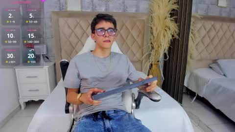 Snapshot of tylercross_ chatting on April 3, 8:40 pm Tyler online show from April 3, 8:40 pm