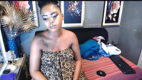 Snapshot of tyrabangz chatting on May 13, 6:44 am Tyra online show from May 13, 6:44 am