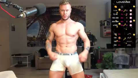 Snapshot of ukgymboy chatting on September 8, 8:52 pm James Iron online show from September 8, 8:52 pm