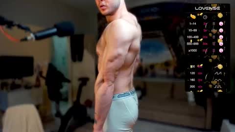 Snapshot of ukgymboy chatting on October 19, 12:17 pm James Iron online show from October 19, 12:17 pm