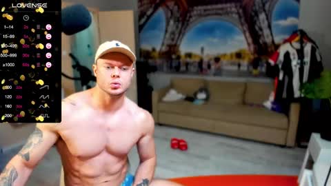 Snapshot of ukgymboy chatting on October 24, 11:50 am James Iron online show from October 24, 11:50 am