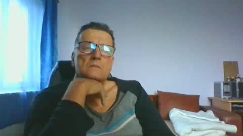 Snapshot of ulmeni4 chatting on December 8, 6:43 am ulmeni4 online show from December 8, 6:43 am