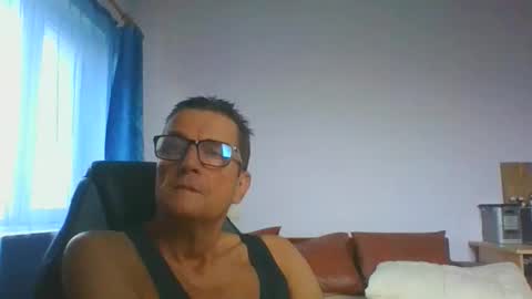 Snapshot of ulmeni4 chatting on October 16, 6:03 am ulmeni4 online show from October 16, 6:03 am