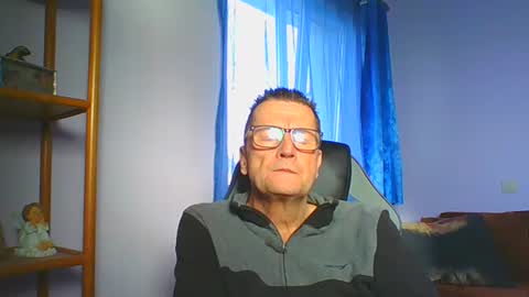 Snapshot of ulmeni7 chatting on December 17, 8:31 am ulmeni7 online show from December 17, 8:31 am