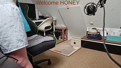 Snapshot of ultraunique chatting on February 22, 2:04 pm Mr. Mrs. Smith online show from February 22, 2:04 pm