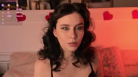 Una  online show from February 8, 11:02 am