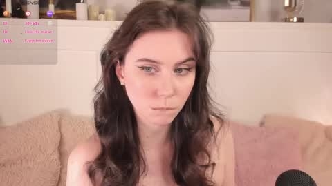 Una  online show from May 8, 10:53 am