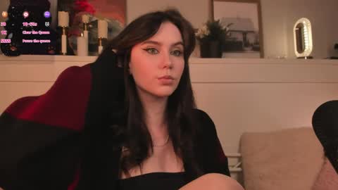 Una  online show from May 15, 10:11 am
