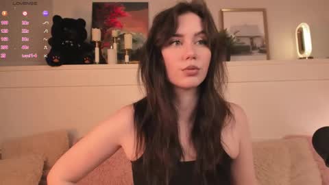 Una  online show from May 16, 10:36 am