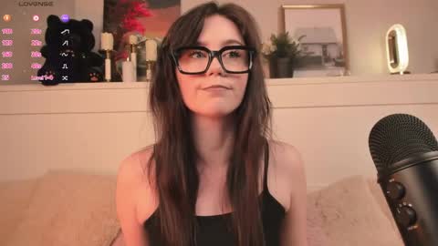 Una  online show from May 17, 10:11 am