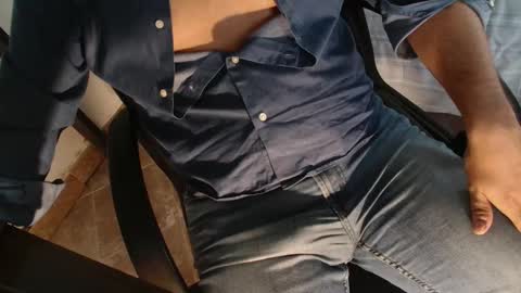 Snapshot of under_thedesk chatting on September 25, 7:45 am Giov online show from September 25, 7:45 am