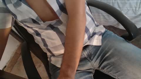 Snapshot of under_thedesk chatting on September 28, 9:14 am Giov online show from September 28, 9:14 am