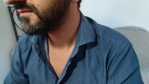 Snapshot of under_thedesk chatting on October 18, 8:48 am Giov online show from October 18, 8:48 am