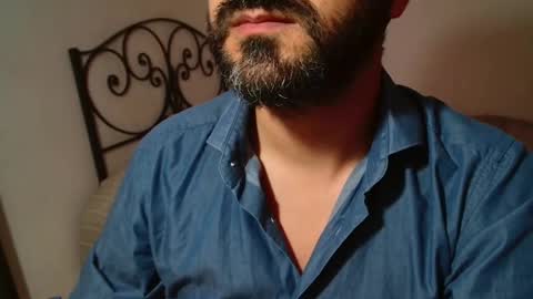 Snapshot of under_thedesk chatting on October 21, 5:02 pm Giov online show from October 21, 5:02 pm