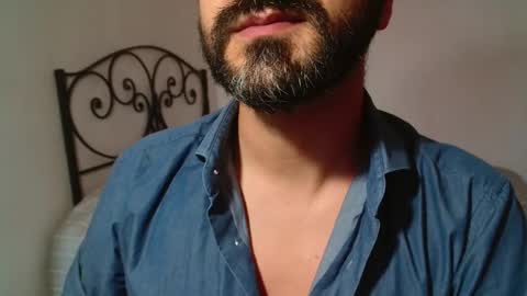 Snapshot of under_thedesk chatting on October 25, 4:24 pm Giov online show from October 25, 4:24 pm