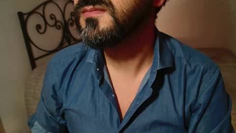 Snapshot of under_thedesk chatting on October 27, 5:06 pm Giov online show from October 27, 5:06 pm