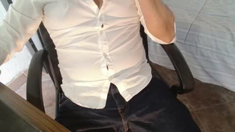 Snapshot of under_thedesk chatting on November 1, 10:06 am Giov online show from November 1, 10:06 am