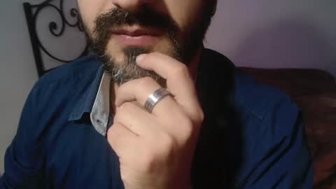 Snapshot of under_thedesk chatting on November 16, 8:47 pm Giov online show from November 16, 8:47 pm