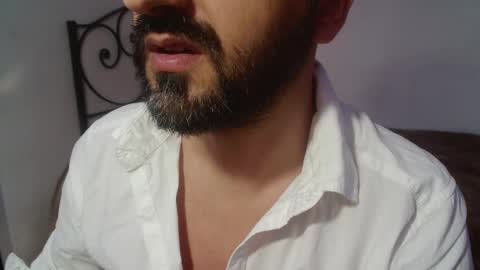 Snapshot of under_thedesk chatting on November 17, 3:07 pm Giov online show from November 17, 3:07 pm