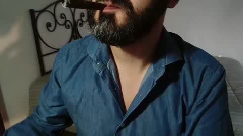 Snapshot of under_thedesk chatting on December 15, 11:03 am Giov online show from December 15, 11:03 am