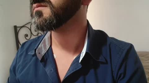 Snapshot of under_thedesk chatting on May 5, 3:31 pm Giov online show from May 5, 3:31 pm