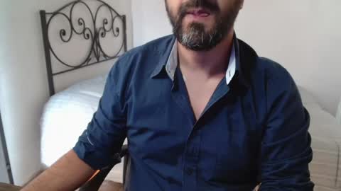 Snapshot of under_thedesk chatting on May 17, 9:17 am Giov online show from May 17, 9:17 am